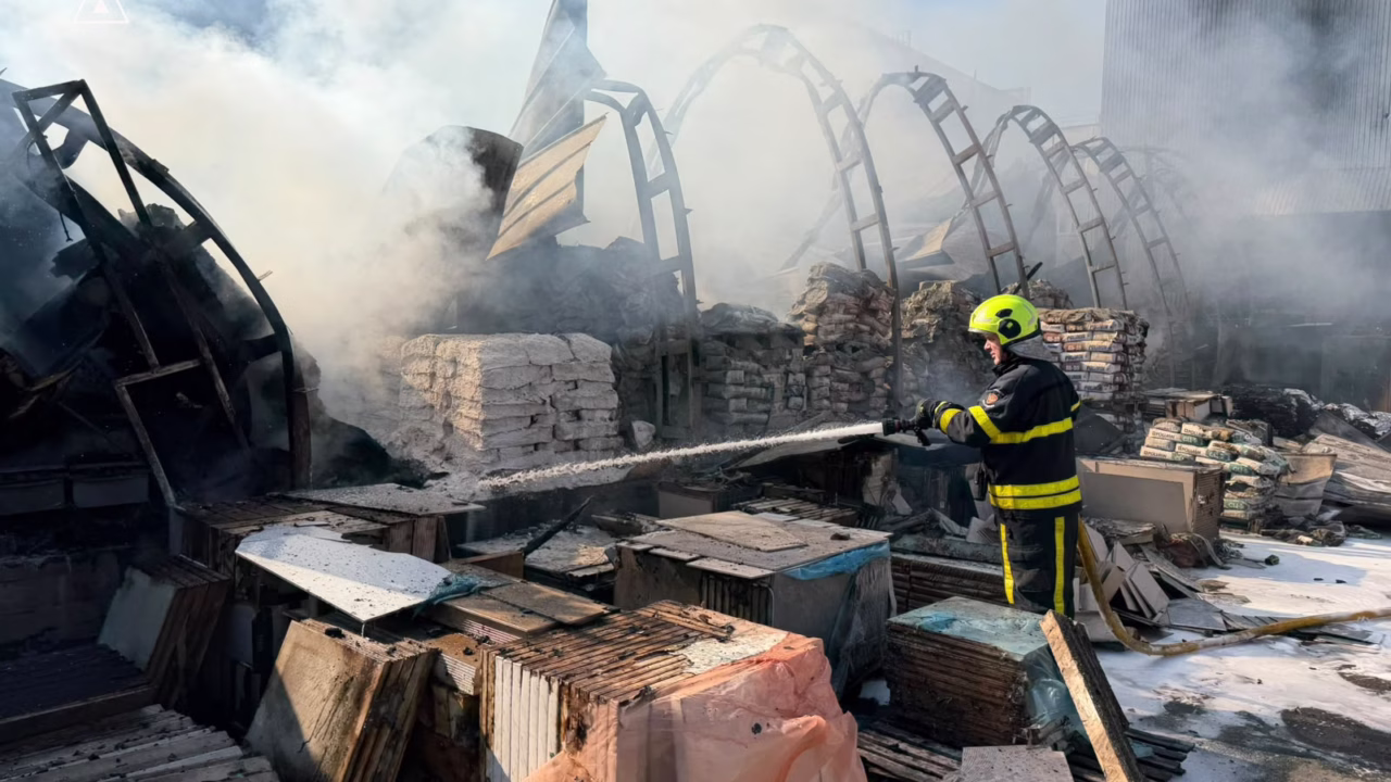 Рятувальник ліквідовує пожежу після російської атаки у Солом'янському районі Києва / Фото: ДСНС Києва
