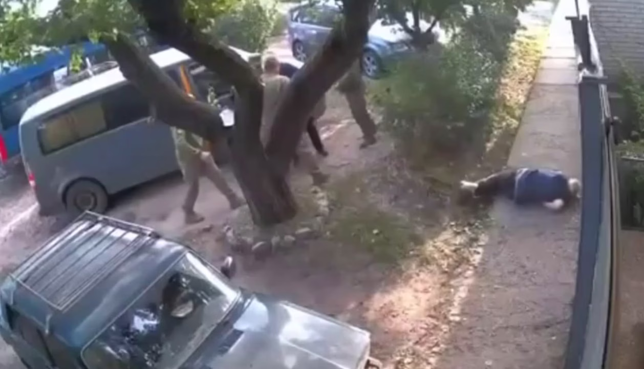 В Харькове военнослужащий ТЦК во время конфликта травмировал пенсионерку / Скриншот