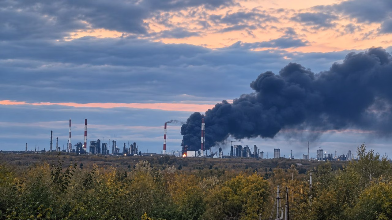 Пожар на Ухтинском НПЗ после атаки украинских дронов / Скриншот