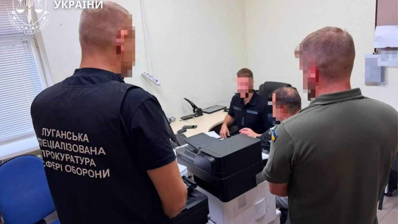 Слідчі дії у справі про безпідставні бойові виплати військовослужбовцям / Фото: Офіс генерального прокурора