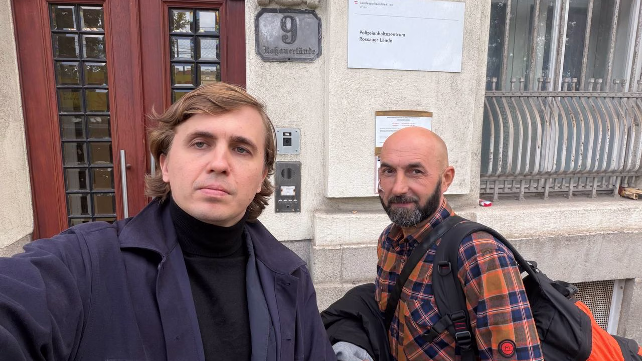 Журналісти "Української правди" після звільнення біля поліцейського центру у Відні / Фото: t.me/teleTKACH