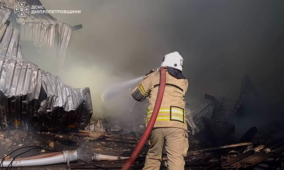 Рятувальники ліквідовують пожежу після російського обстрілу Дніпропетровщини / Фото: ДСНС України