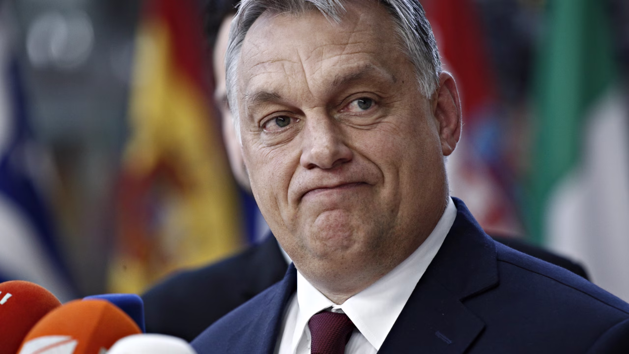 Угорський політик Віктор Орбан під час спілкування з журналістами / Ілюстративне фото: Depositphotos