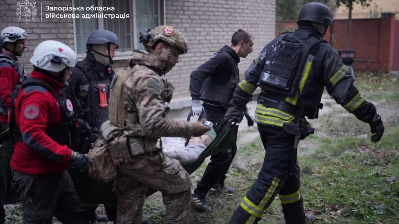 В Запорожье обрушился подъезд пятиэтажки после удара россиян / Фото: Запорожская ОВА