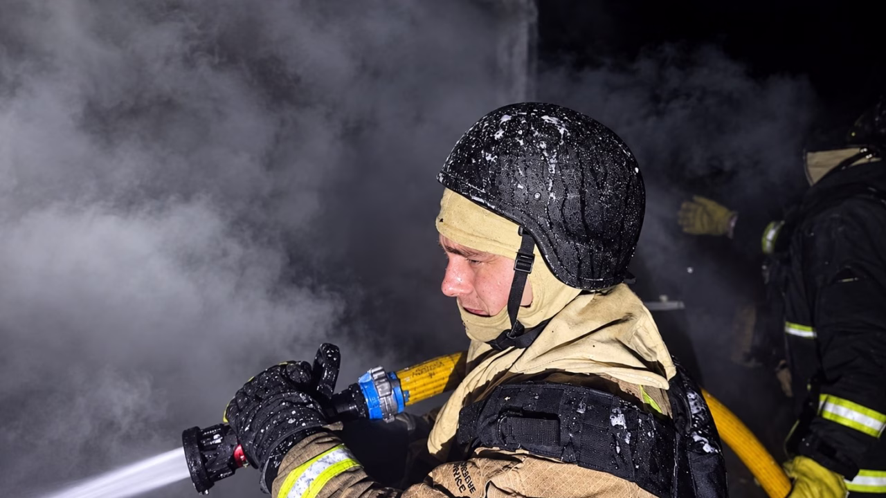 На Житомирщині після удару РФ спалахнула пожежа на залізниці / Фото: ДСНС