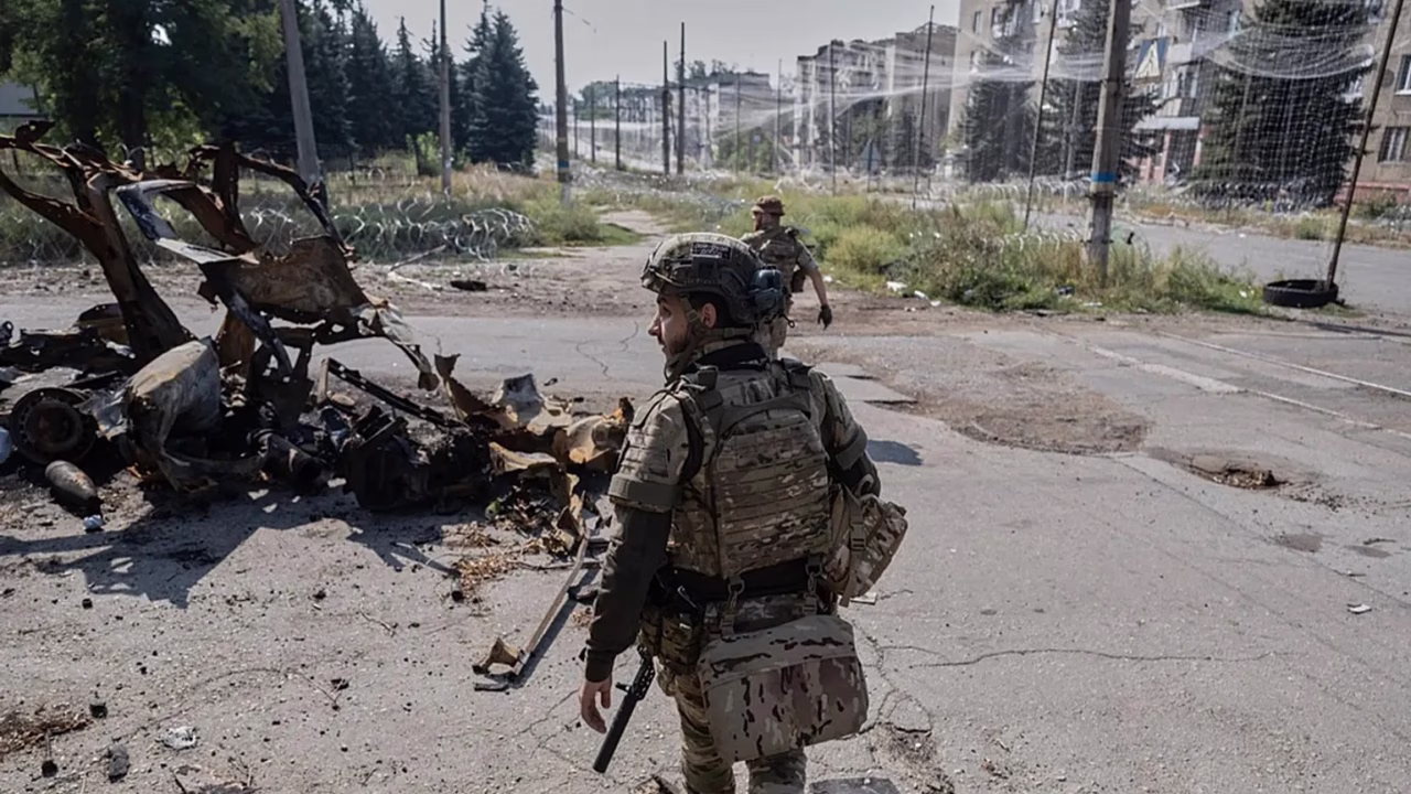 Украинский военнослужащий идет по улице прифронтовой Дружковки, 12 сентября 2026 года / Фото: Ирина Рыбакова / 93-я отдельная механизированная бригада "Холодный Яр"