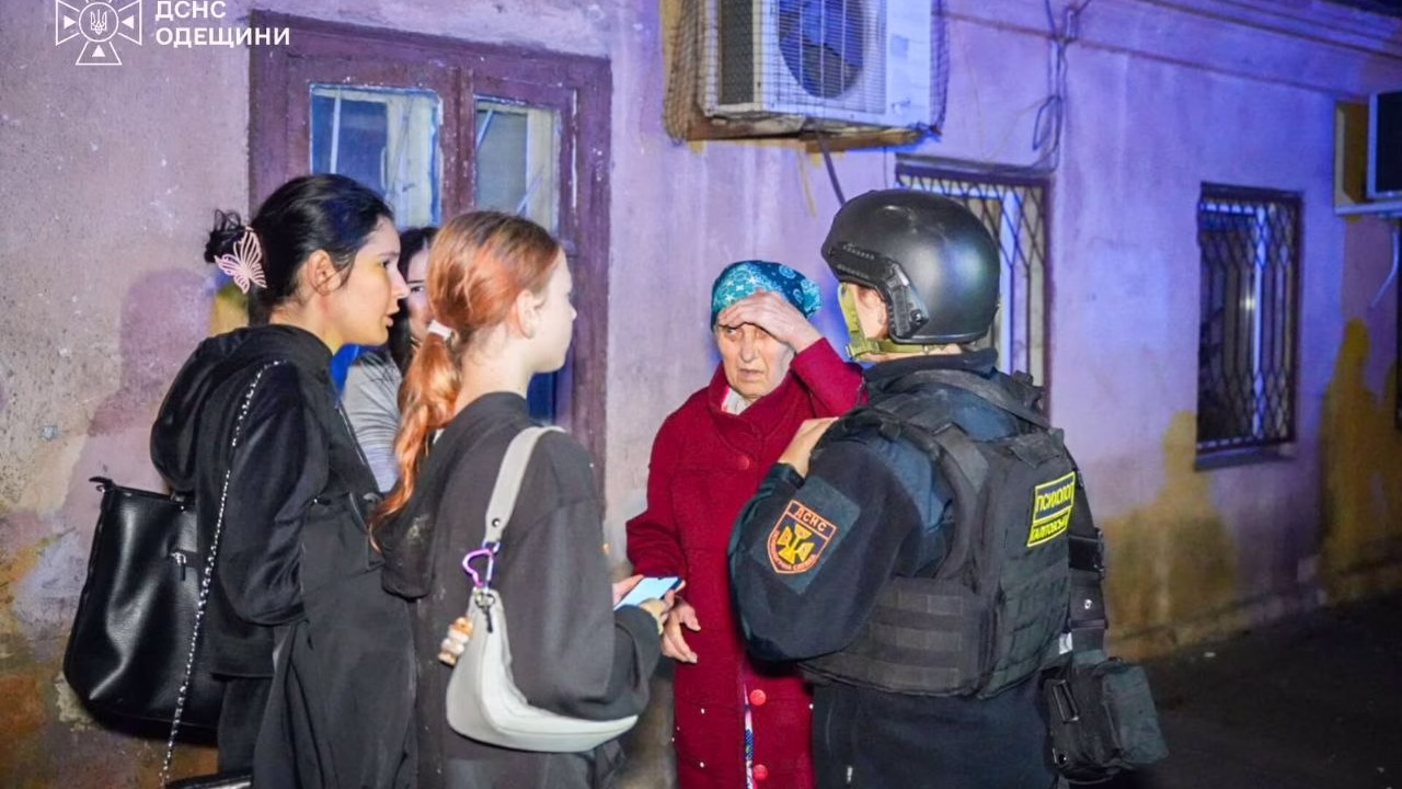 Росія атакувала Одесу ввечері 10 жовтня: загорівся дах житлового будинку / Фото: ДСНС