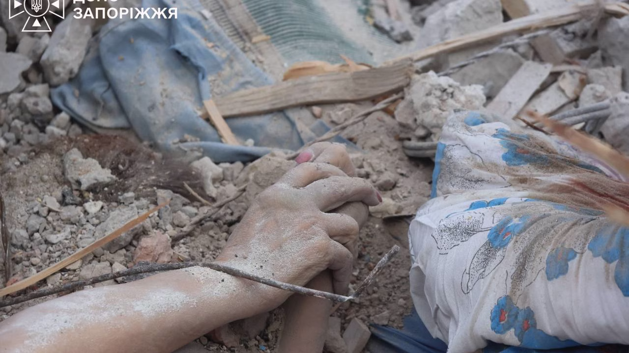 Внаслідок російського авіаудару по Запоріжжю загинули 23 людини, з них – 4 дитини, ще 32 постраждали, серед яких 3 дітей / Фото: ДСНС