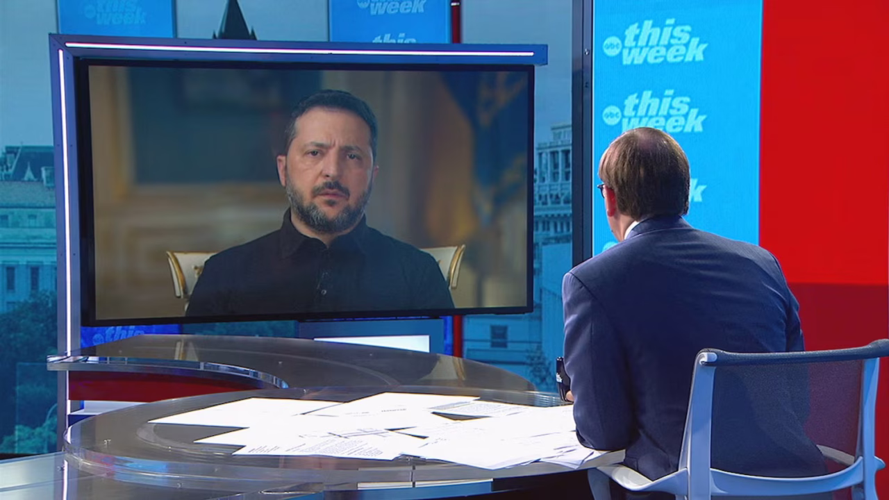Президент України Володимир Зеленський розмовляє з журналістом ABC News Джонатаном Карлом під час участі в програмі "This Week", 11 жовтня 2026 року / Фото: ABC News