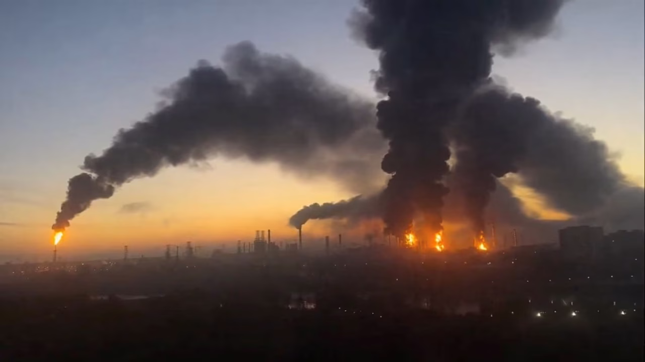 Нафтопереробний завод у Москві після українського удару минулого місяця / Фото: Reuters