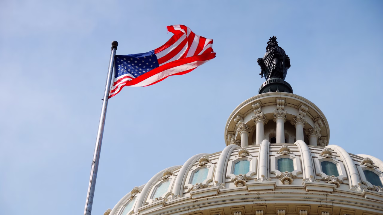 Капитолий США и американский флаг в Вашингтоне / Иллюстративное фото: Depositphotos
