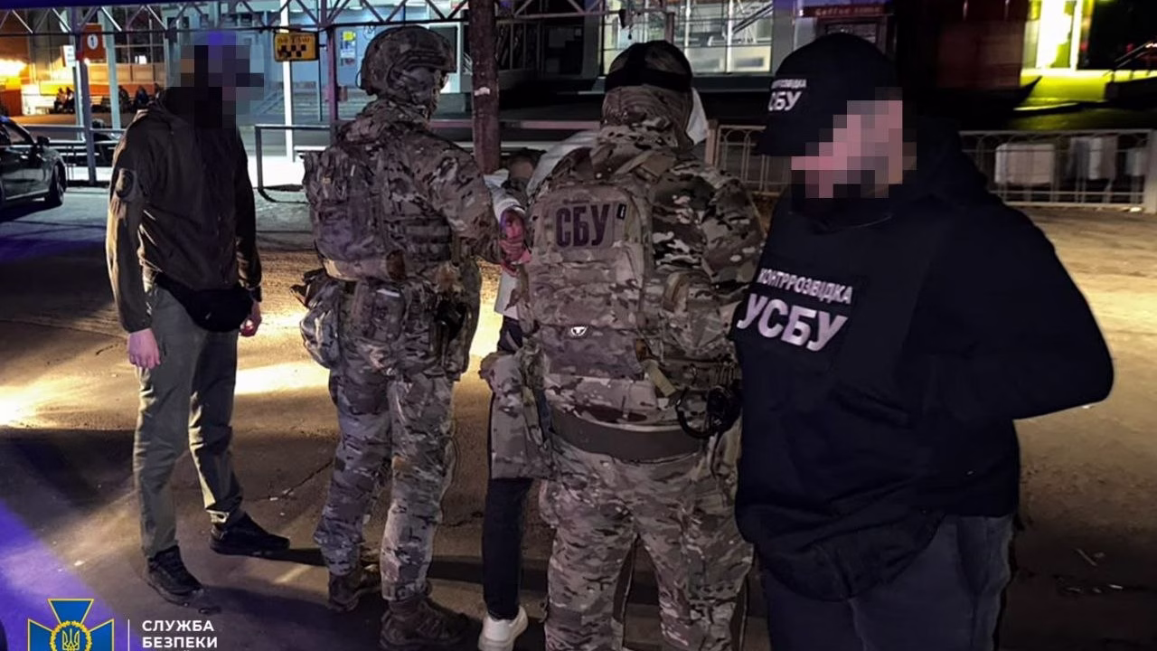 Співробітники СБУ під час затримання підозрюваного у підготовці теракту в Рівному / Фото: СБУ