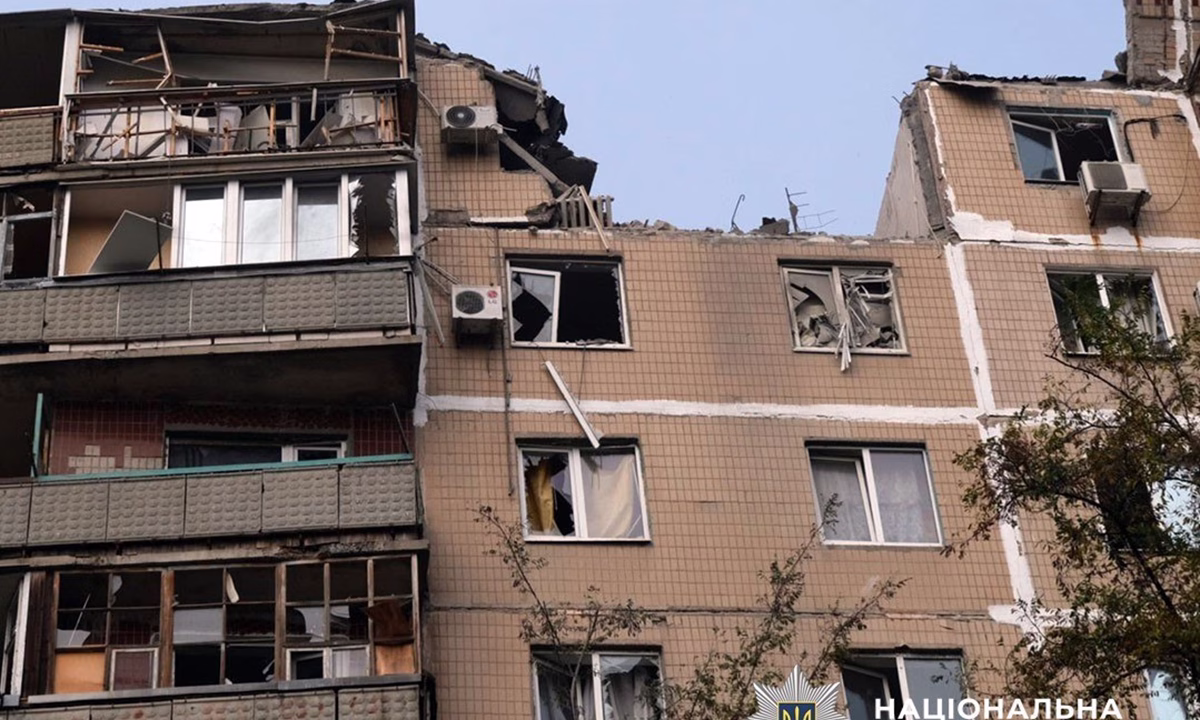 Пошкоджений багатоквартирний будинок після російського обстрілу Донеччини / Фото: Національна поліція України