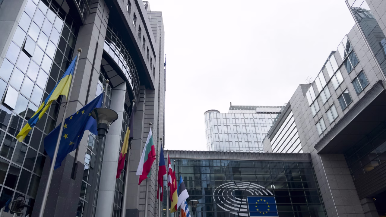 Флаги Украины и Европейского Союза возле здания Европарламента / Фото: Depositphotos