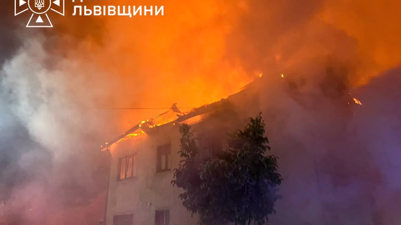 Пожежа у житловому будинку в селі Муроване після російської атаки безпілотниками / Фото: ДСНС Львівщини