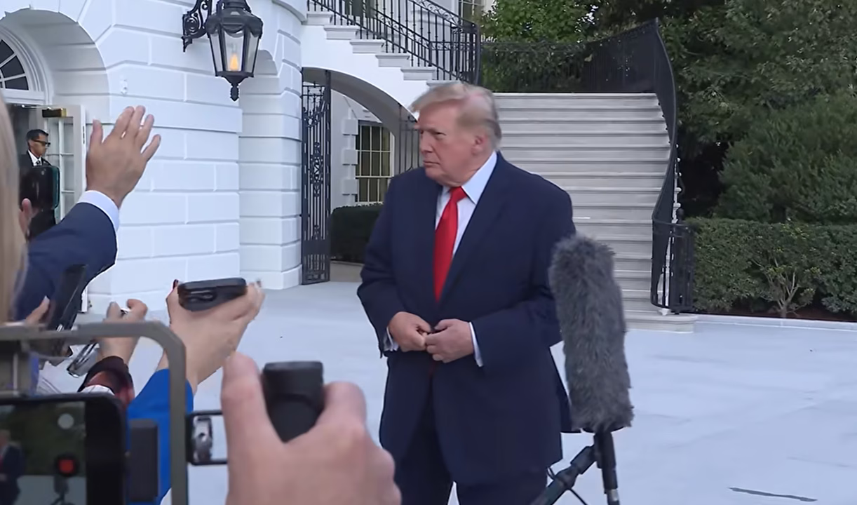 Президент США Дональд Трамп спілкується з журналістами біля Білого дому / Скриншот