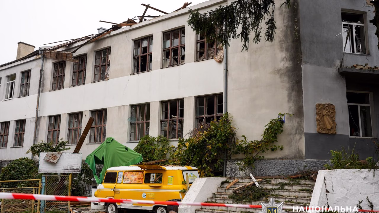 Пошкоджена будівля навчального закладу в Рівному після російського удару / Фото: Національна поліція України