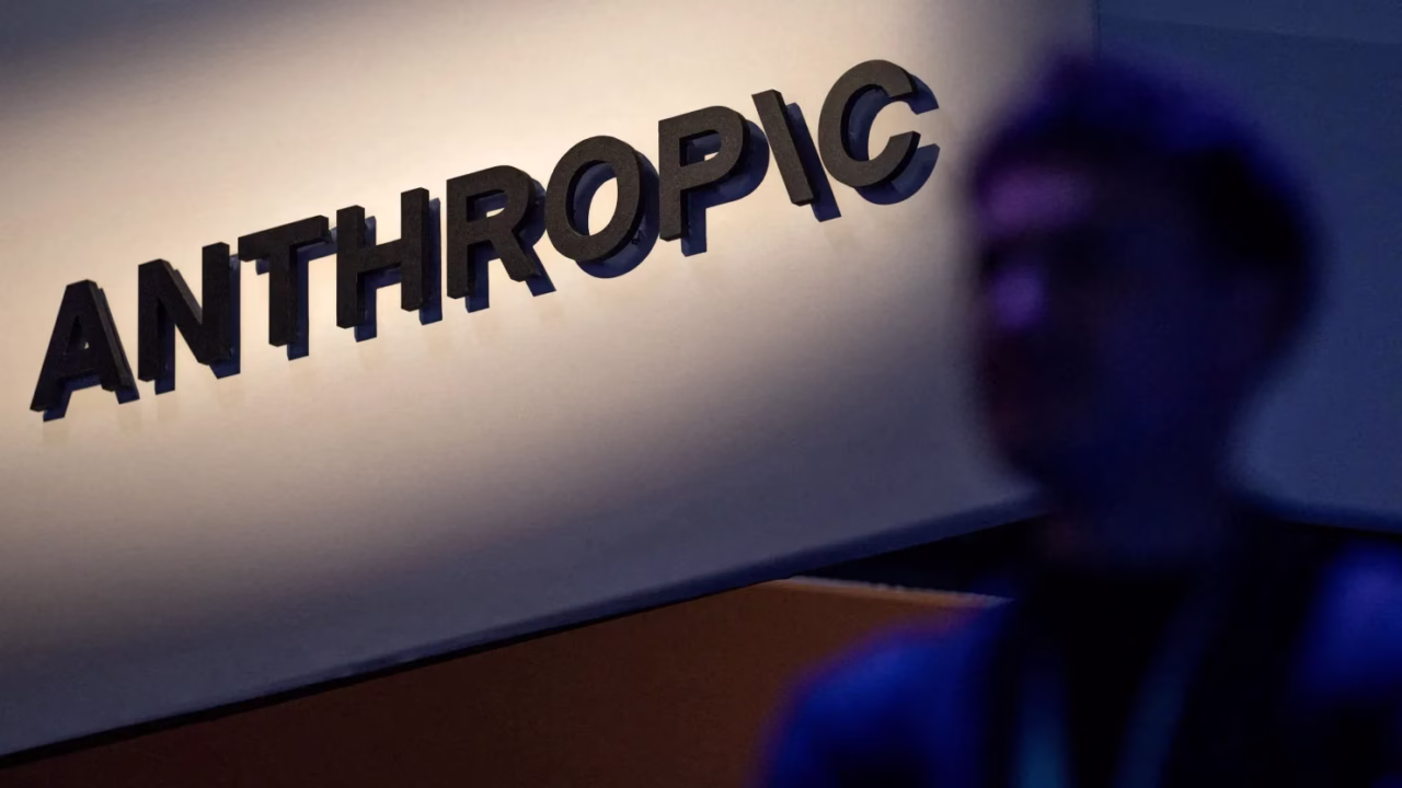 Логотип компанії Anthropic під час технологічного саміту Dreamforce 2026 у Сан-Франциско / Фото: Carlos Barria / Reuters    