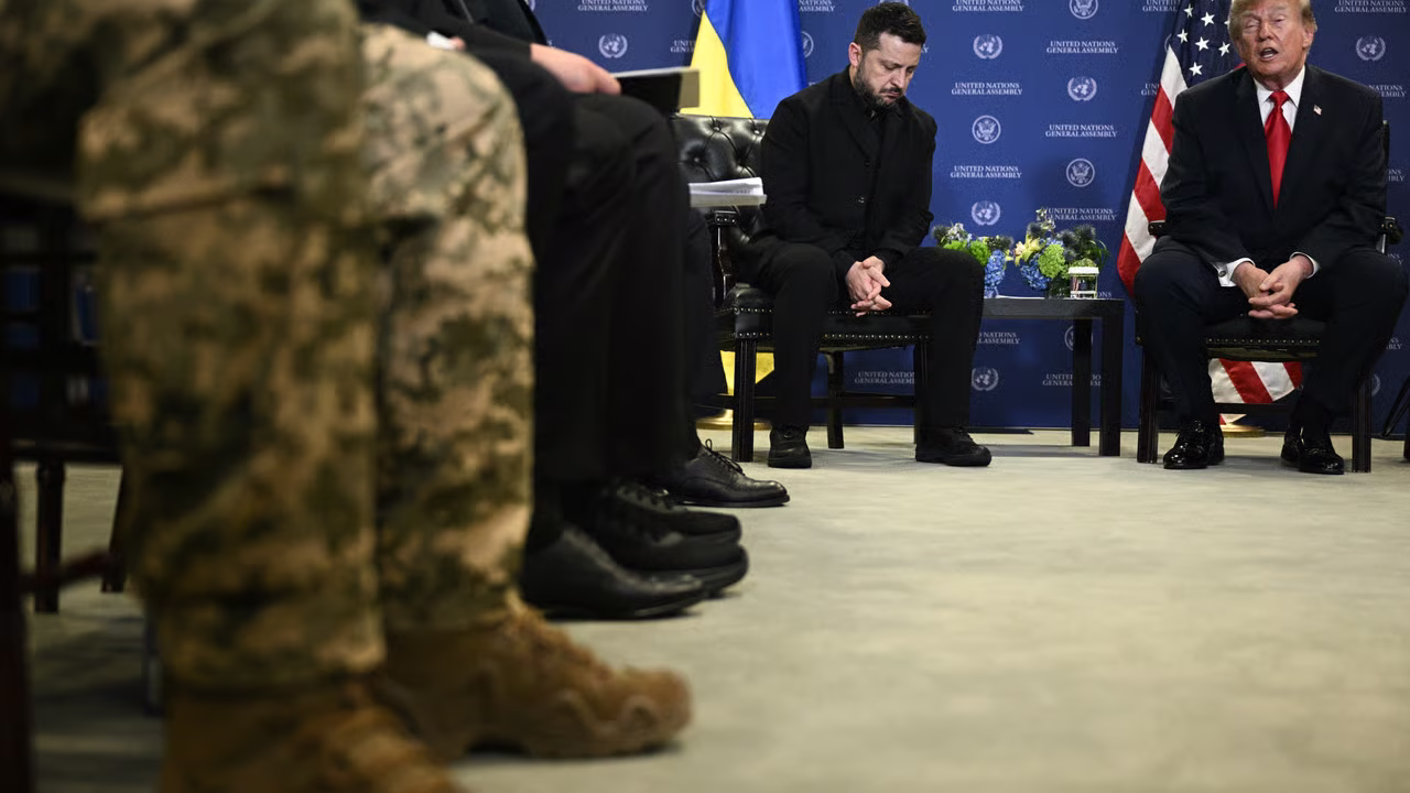 Президент США Дональд Трамп під час зустрічі з президентом України Володимиром Зеленським на полях 81-ї сесії Генеральної асамблеї ООН у Нью-Йорку / Фото: Brendan Smialowski / AFP