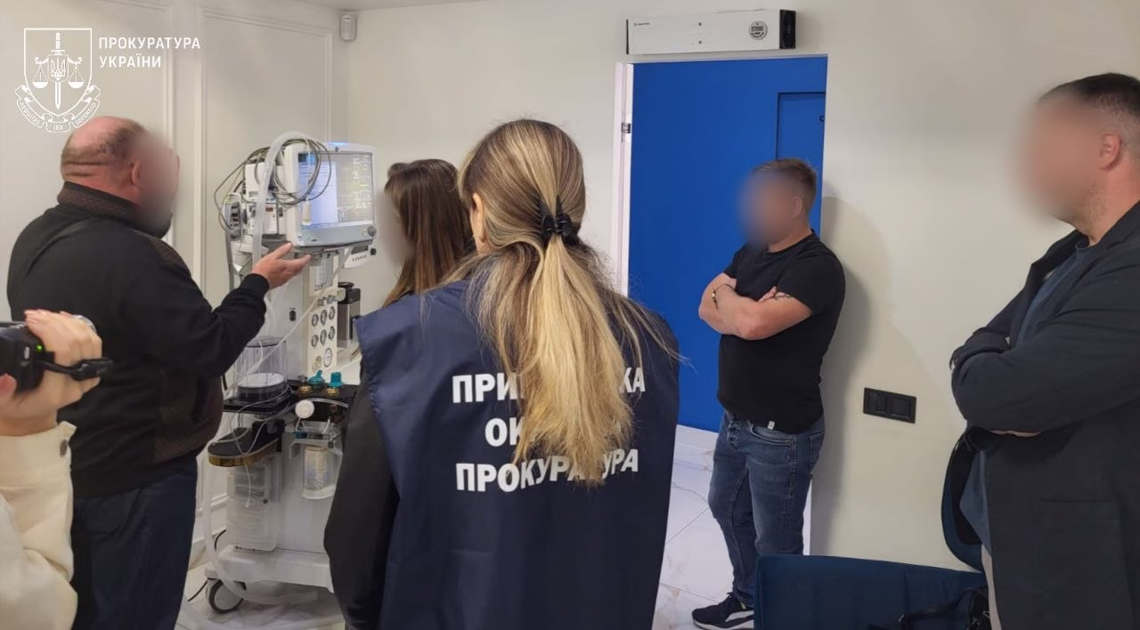 Слідчі дії у стоматологічній лікарні / Фото: Одеська обласна прокуратура