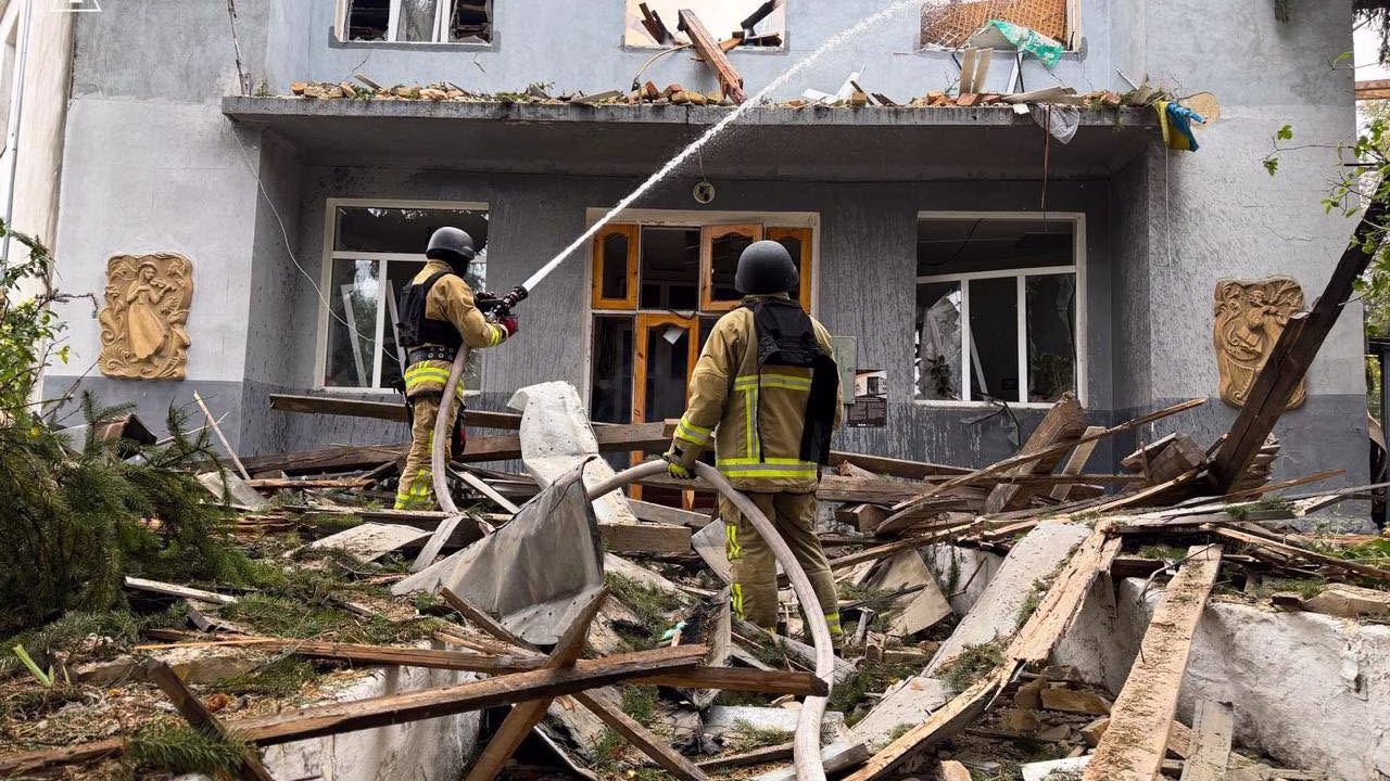 Рятувальники на місці пожежі у Рівному / Фото: Поліція Рівненщини