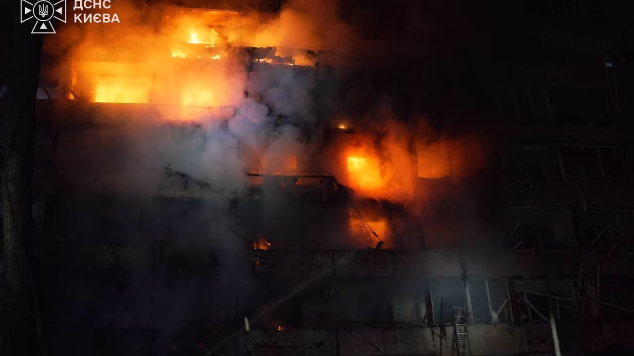 Пожежа у будівлі в Києві після російського ракетного удару / Фото: ДСНС Києва