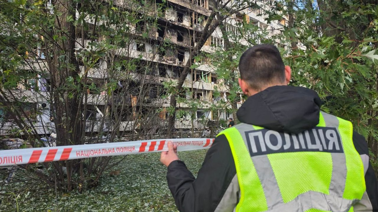 Поліцейський біля пошкодженої багатоповерхівки в Києві після російського удару / Фото: Національна поліція України
