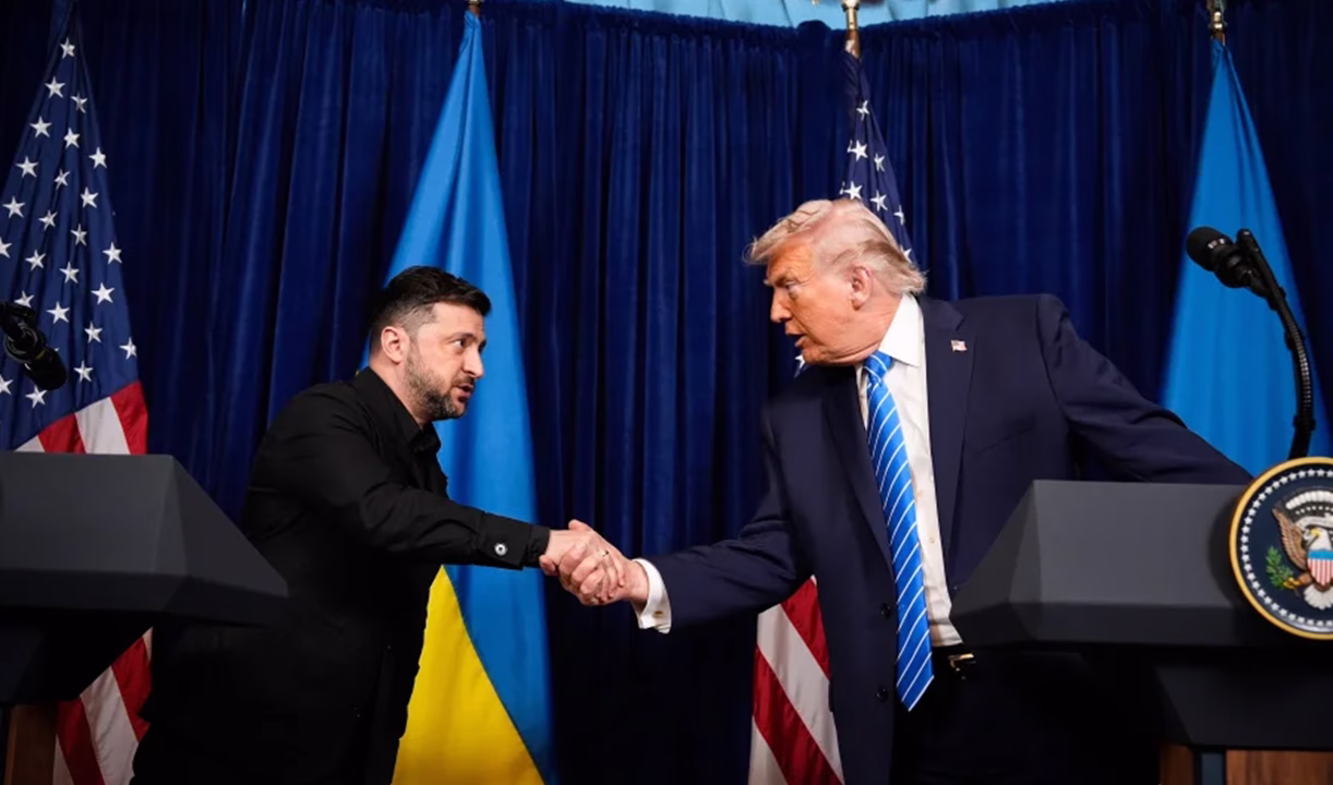 Президент США Дональд Трамп та президент України Володимир Зеленський тиснуть руки перед спільною пресконференцією після зустрічі в клубі Mar-a-Lago у Палм-Біч, штат Флорида / Фото: Alex Brandon / AP