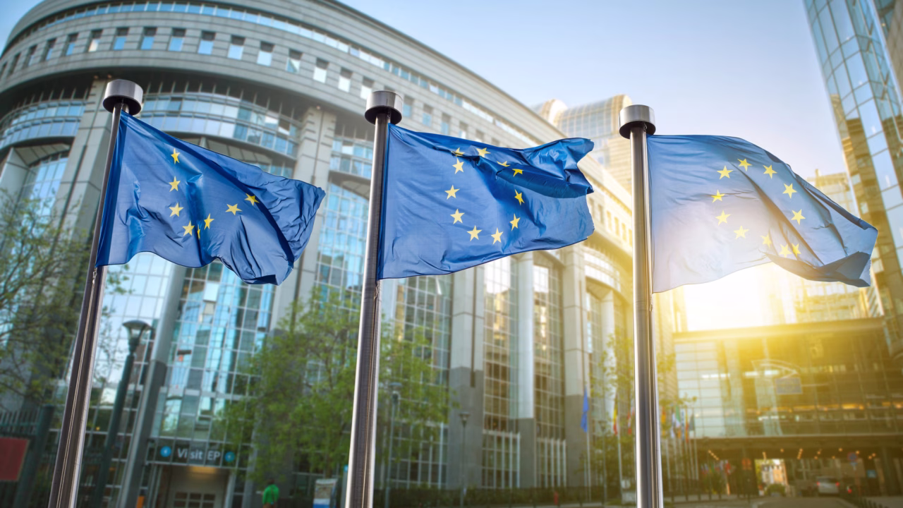 Прапори Європейського Союзу біля будівлі Європарламенту в Брюсселі / Ілюстративне фото: Depositphotos
