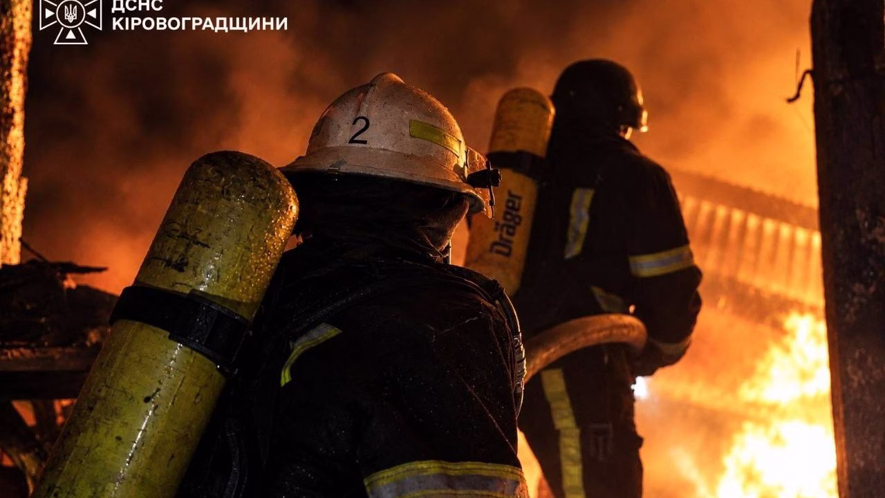 Рятувальники ліквідовують пожежу після російської атаки на Кіровоградщину / Фото: ДСНС Кіровоградщини