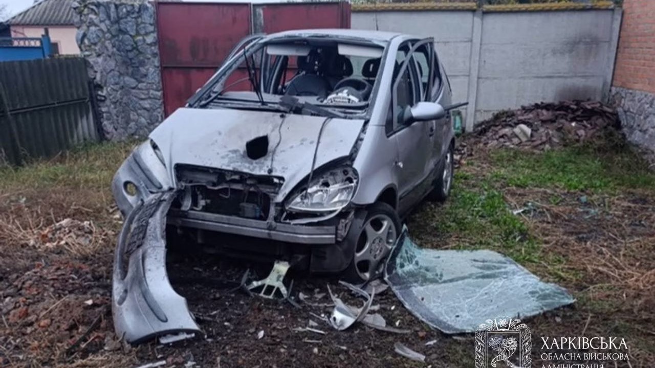 Поврежденный автомобиль в Золочеве после российского обстрела / Фото: Харьковская ОВА