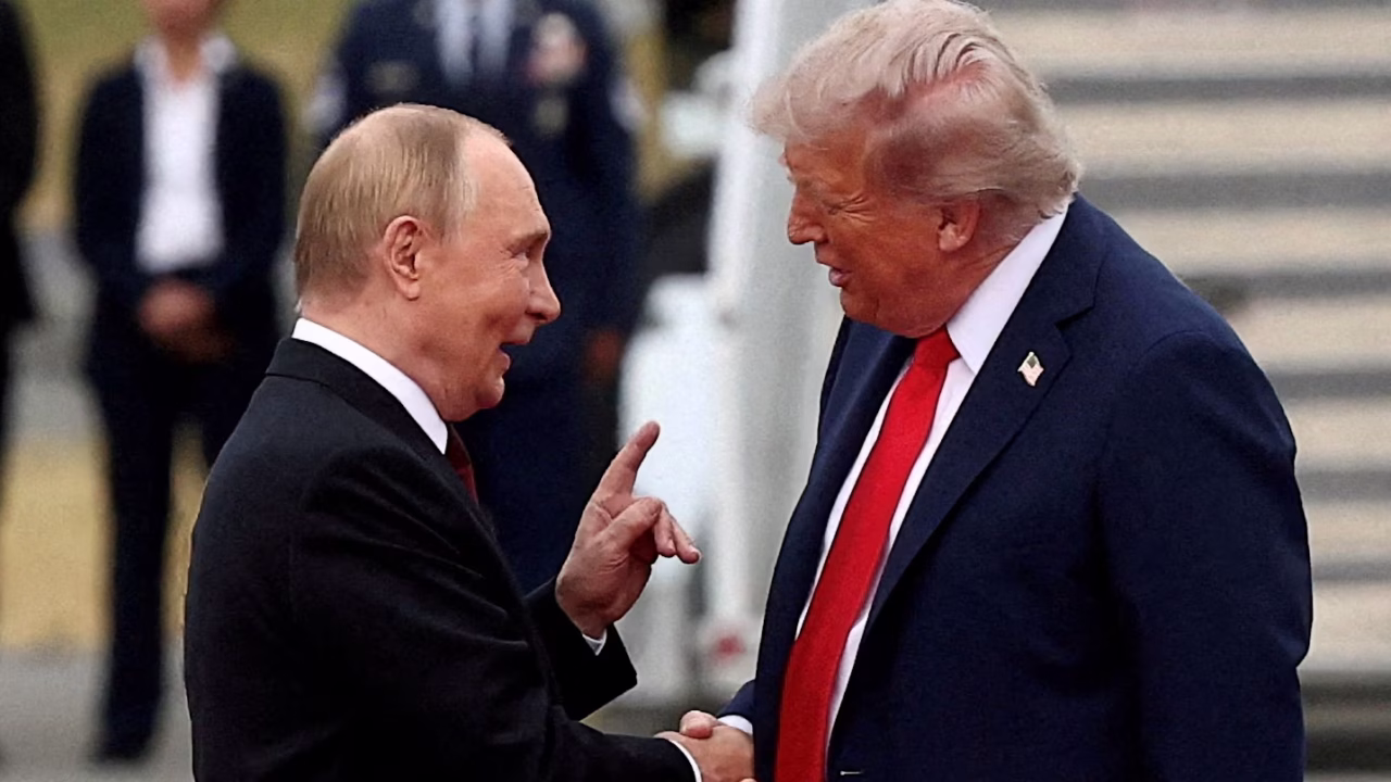 Посланники Дональда Трампа надеялись, что это предложение поможет вернуть Владимира Путина за стол переговоров / Фото: Kevin Lamarque / Reuters