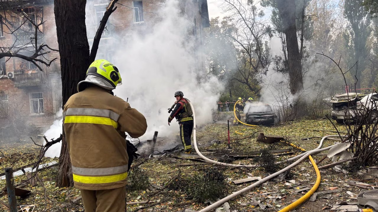 Рятувальники ліквідовують наслідки російської атаки у Печерському районі Києва / Фото: ДСНС Києва