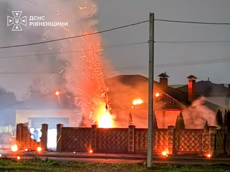 Пожар после российской атаки на Ровненскую область / Фото: ГСЧС Ровненской области