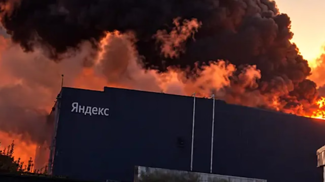 Пожар на объекте Yandex в России после атаки дронов / Фото: росСМИ