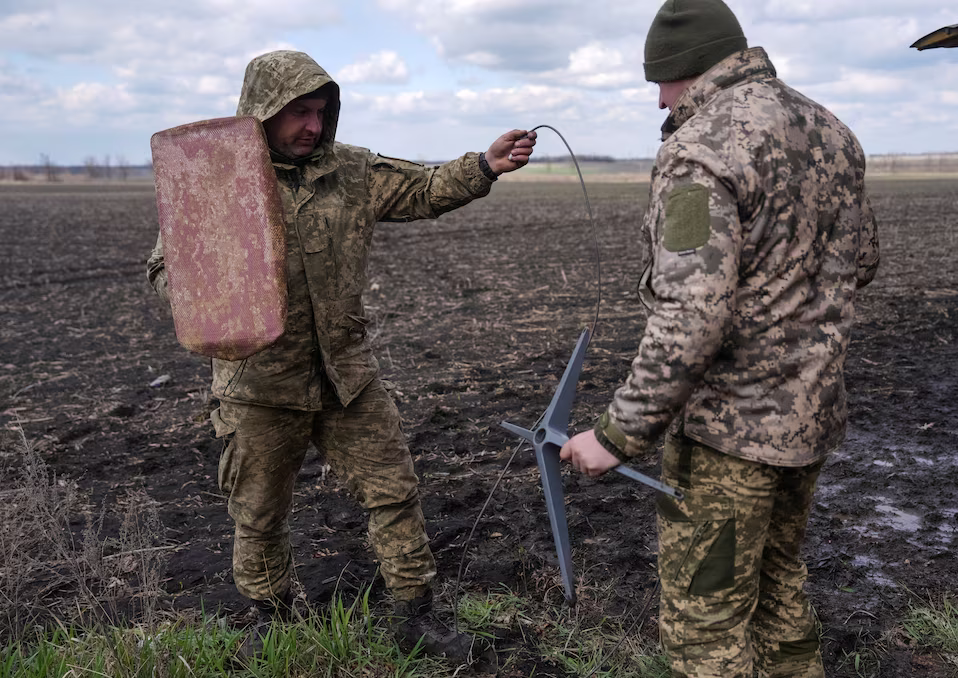Военнослужащие 68-й отдельной егерской бригады имени Олексы Довбуша устанавливают систему спутникового интернета Starlink вблизи Покровска в Донецкой области / Фото: Инна Вареница / Reuters