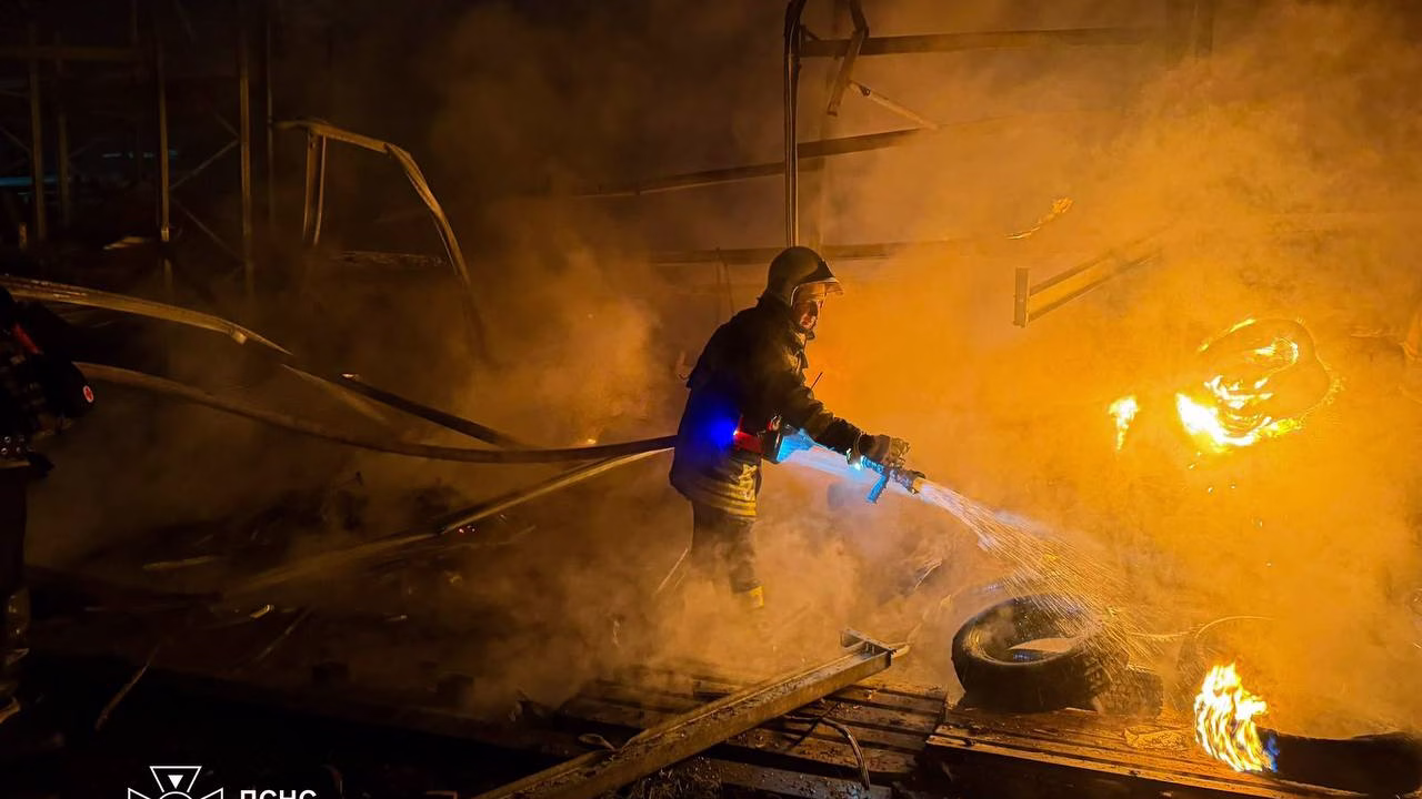Рятувальники гасять пожежу після російської атаки на Умань / Фото: ДСНС Черкащини