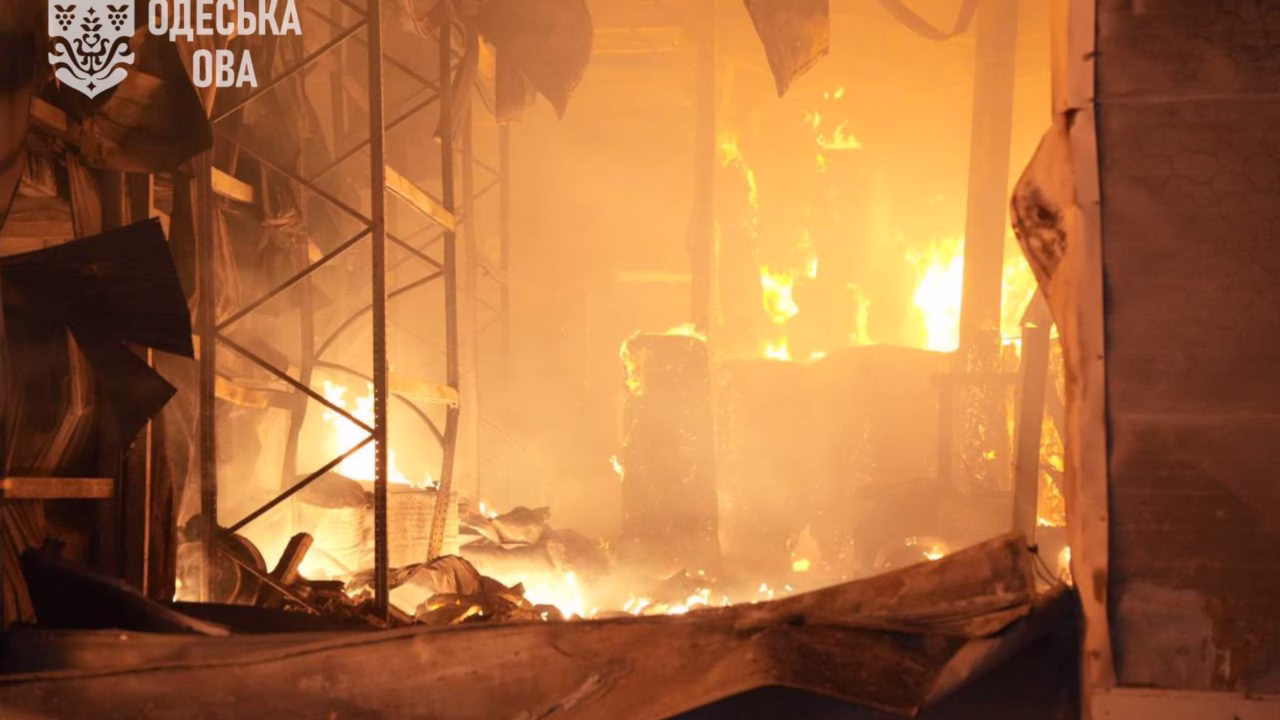 Пожежа після російської атаки на Одещину / Фото: Одеська ОВА
