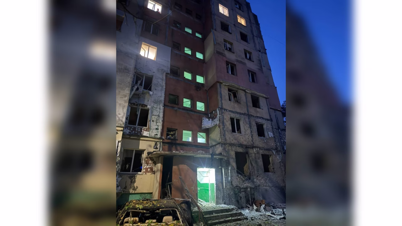 Поврежденный многоквартирный дом в Ровно после российской атаки / Фото: Ровенская ОВА