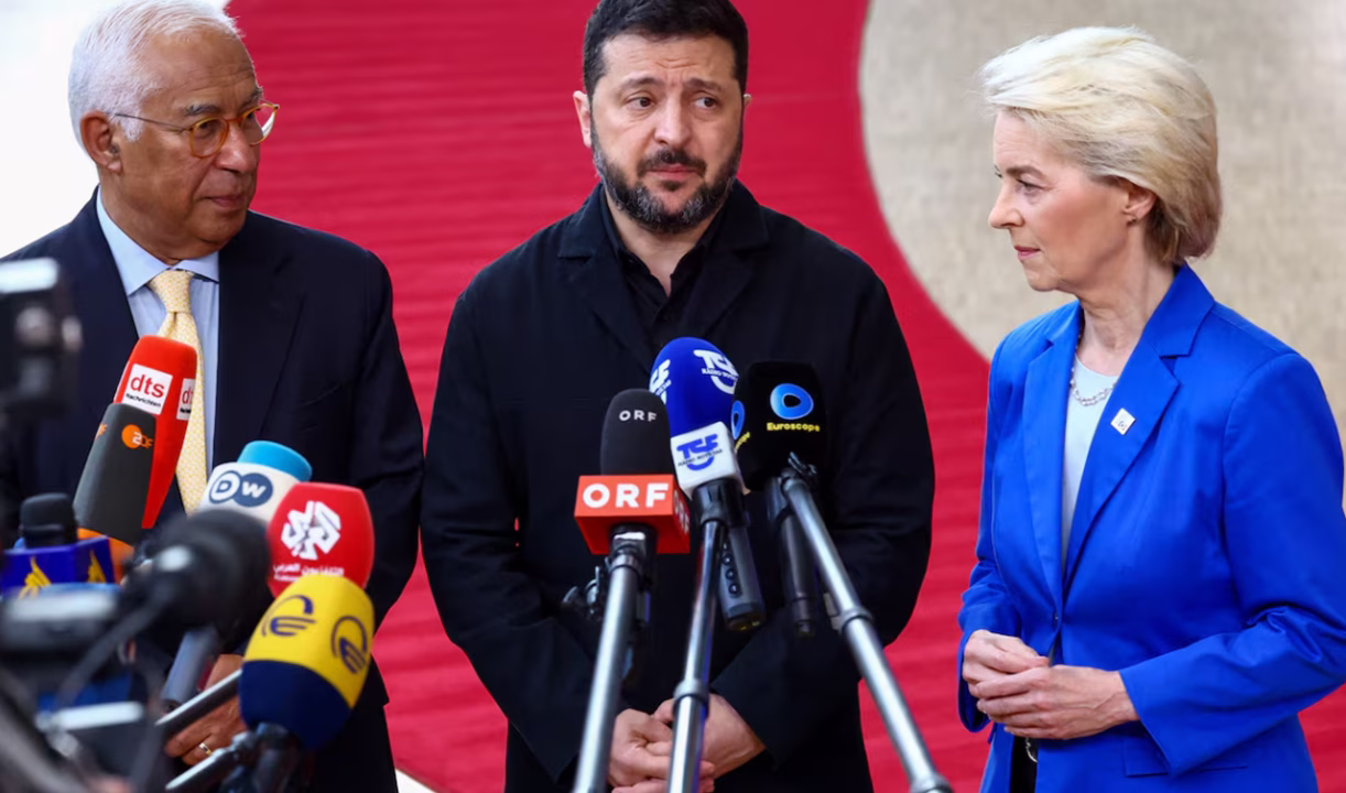 Президент Европейского совета Антониу Кошта, президент Украины Владимир Зеленский и президент Еврокомиссии Урсула фон дер Ляйен прибывают на саммит ЕС в Брюсселе, 16 октября 2026 года / Фото: Yves Herman / Reuters