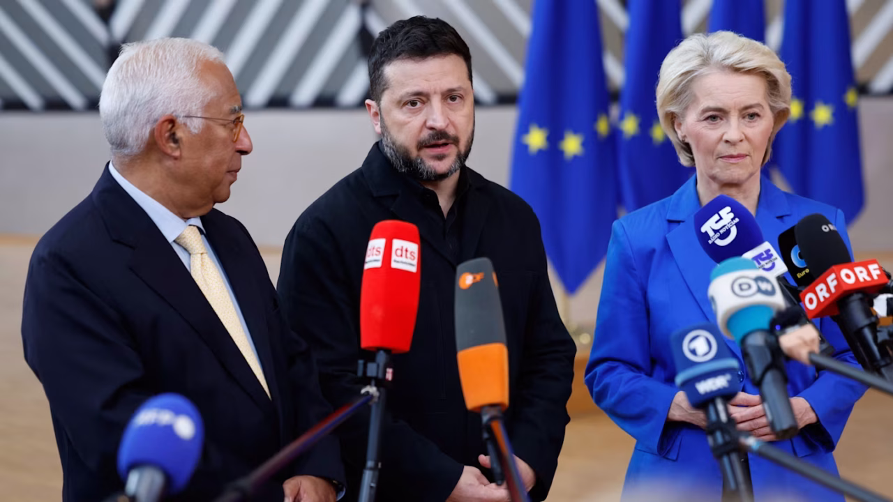 Президент Европейского совета Антониу Кошта, президент Украины Владимир Зеленский и президент Еврокомиссии Урсула фон дер Ляйен общаются со СМИ в Брюсселе / Фото: Geert Vanden Wijngaert / AP