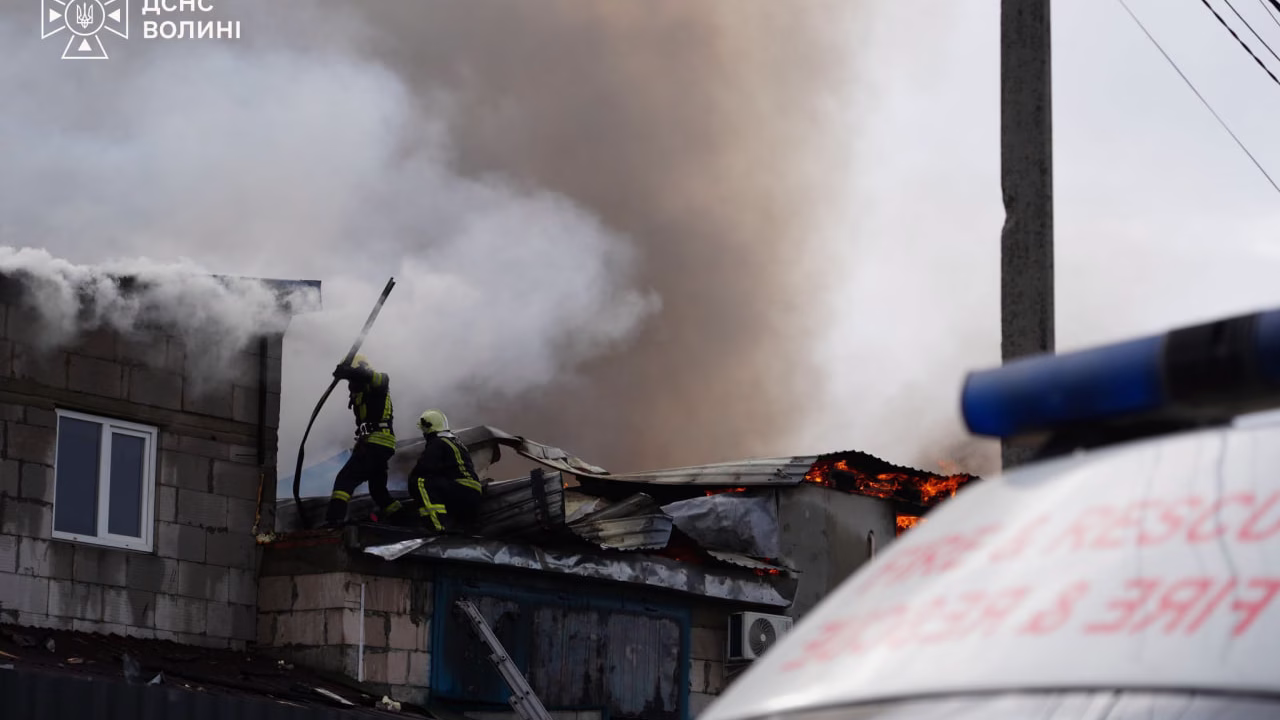 Рятувальники на місці пожежі у Луцьку / Фото: ДСНС