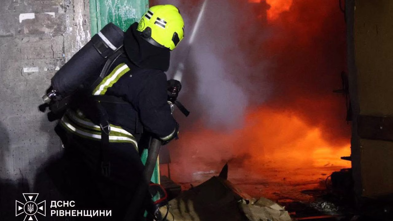 Росія завдала одного з наймасштабніших ударів по енергетиці України / Фото: ДСНС