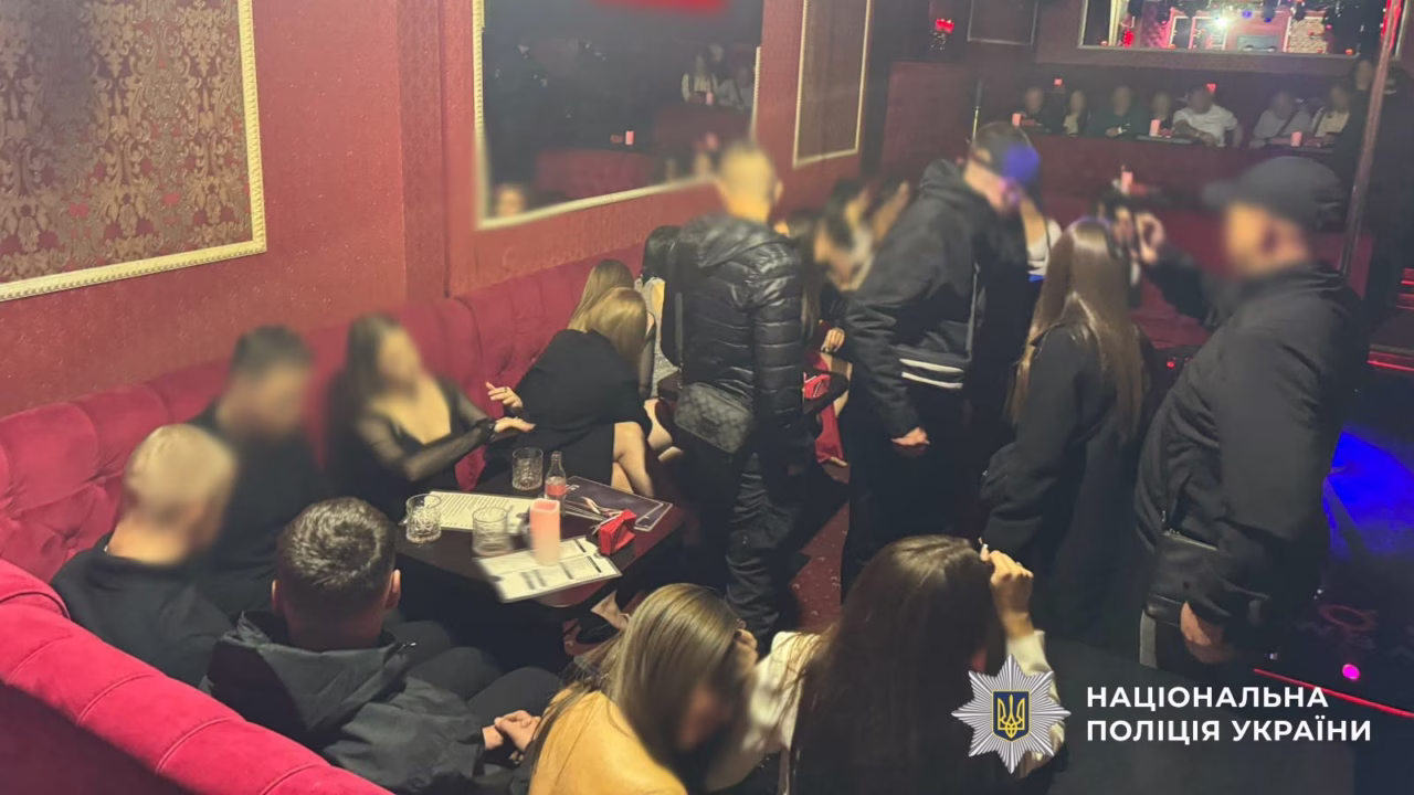 Слідчі та оперативники перевірили три нічні розважальні заклади Львова / Фото: Нацполіція