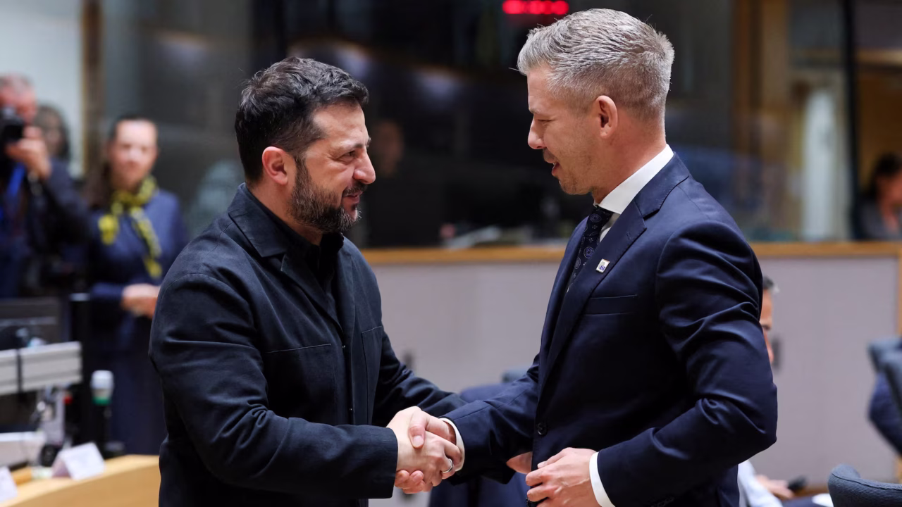 Президент України Володимир Зеленський і прем'єр-міністр Угорщини Петер Мадяр вітаються під час саміту лідерів Європейського Союзу в Брюсселі, Бельгія, 16 жовтня 2026 року / Фото: Reuters