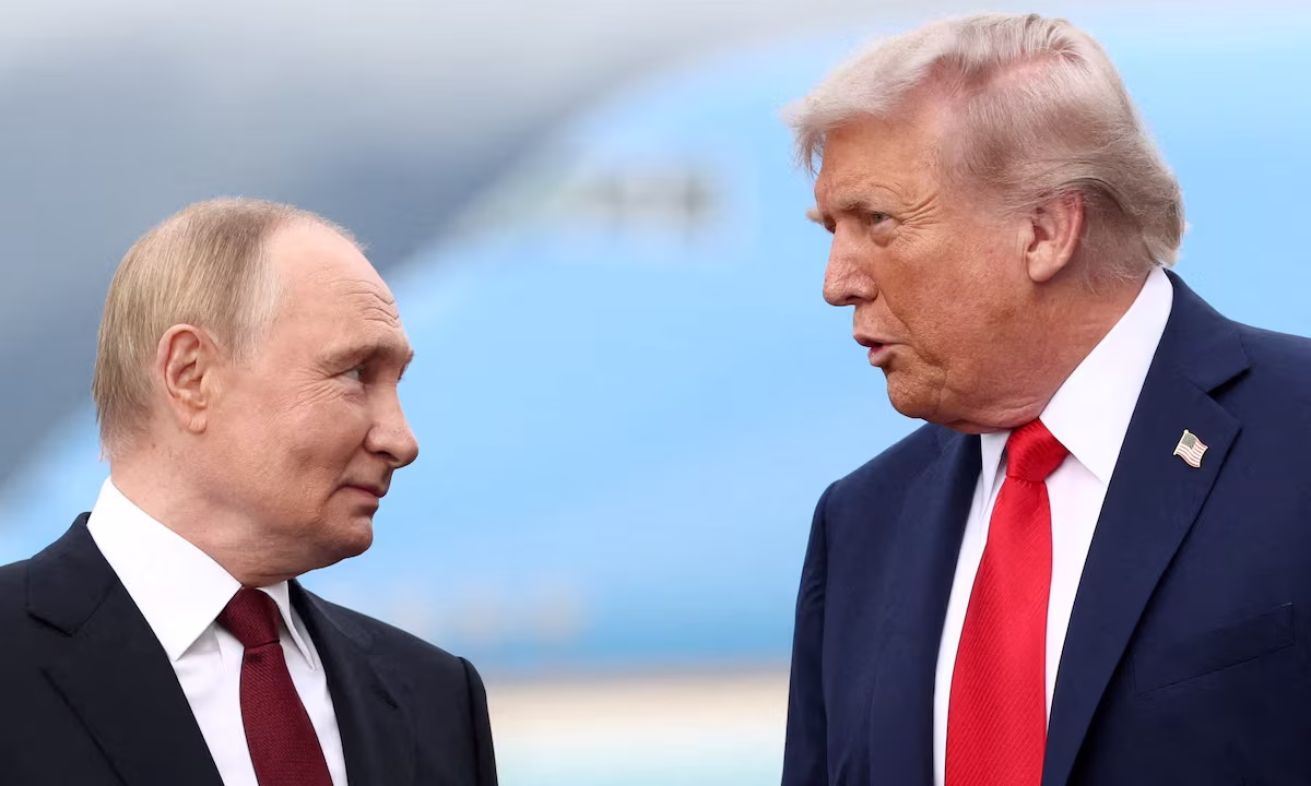 Президент США Дональд Трамп розмовляє з президентом Росії Володимиром Путіним під час зустрічі, присвяченої переговорам щодо завершення війни в Україні, на військовій базі Елмендорф-Річардсон в Анкориджі, штат Аляска, США, 15 серпня 2025 року / Фото: Reuters