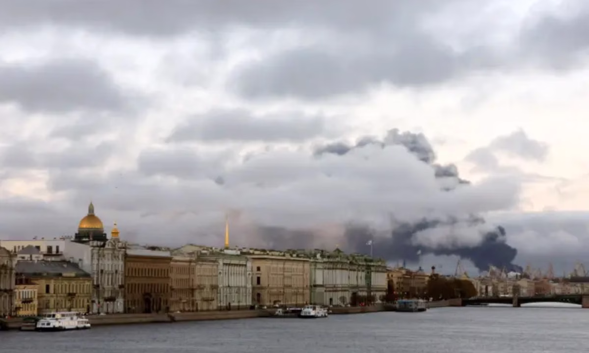 Петербург огорнули хмари диму після ударів по нафтобазах / Фото: EPA