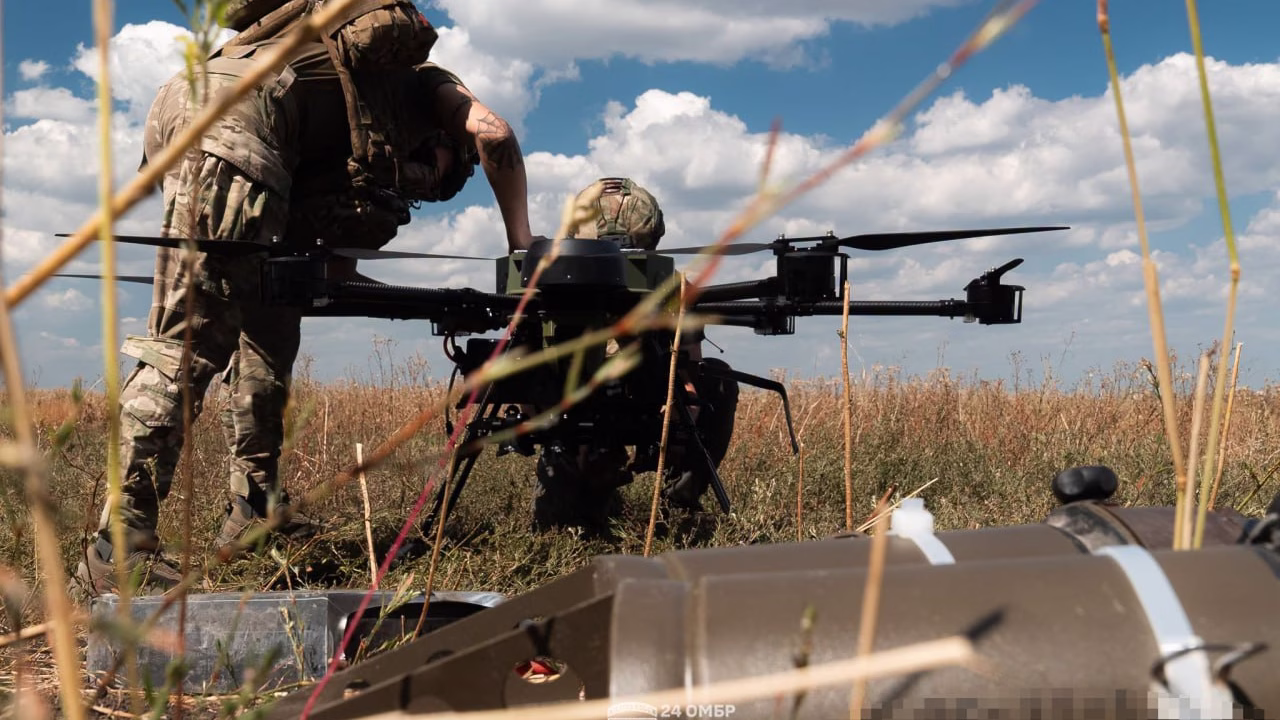 Soldiers of the 24th Separate Mechanized Brigade prepare a heavy drone for a combat mission / Photo: 24th Separate Mechanized Brigade