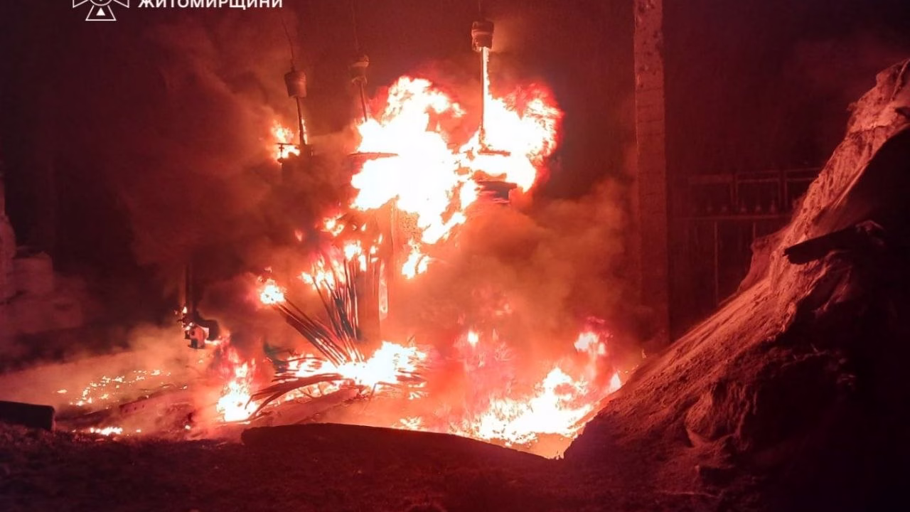 Пожежа на місці удару РФ / Фото: ДСНС