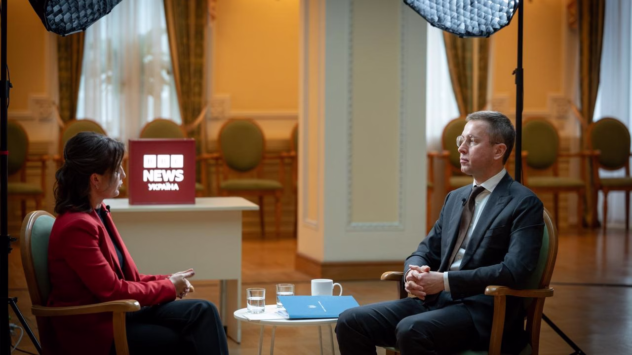 Премьер-министр Сергей Корецкий во время интервью BBC News Украина / Фото: BBC News Украина